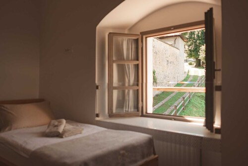 PODSREDA CASTLE APP 1 EMIN