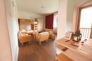 2 bedrooms, desk, free WiFi, bed sheets