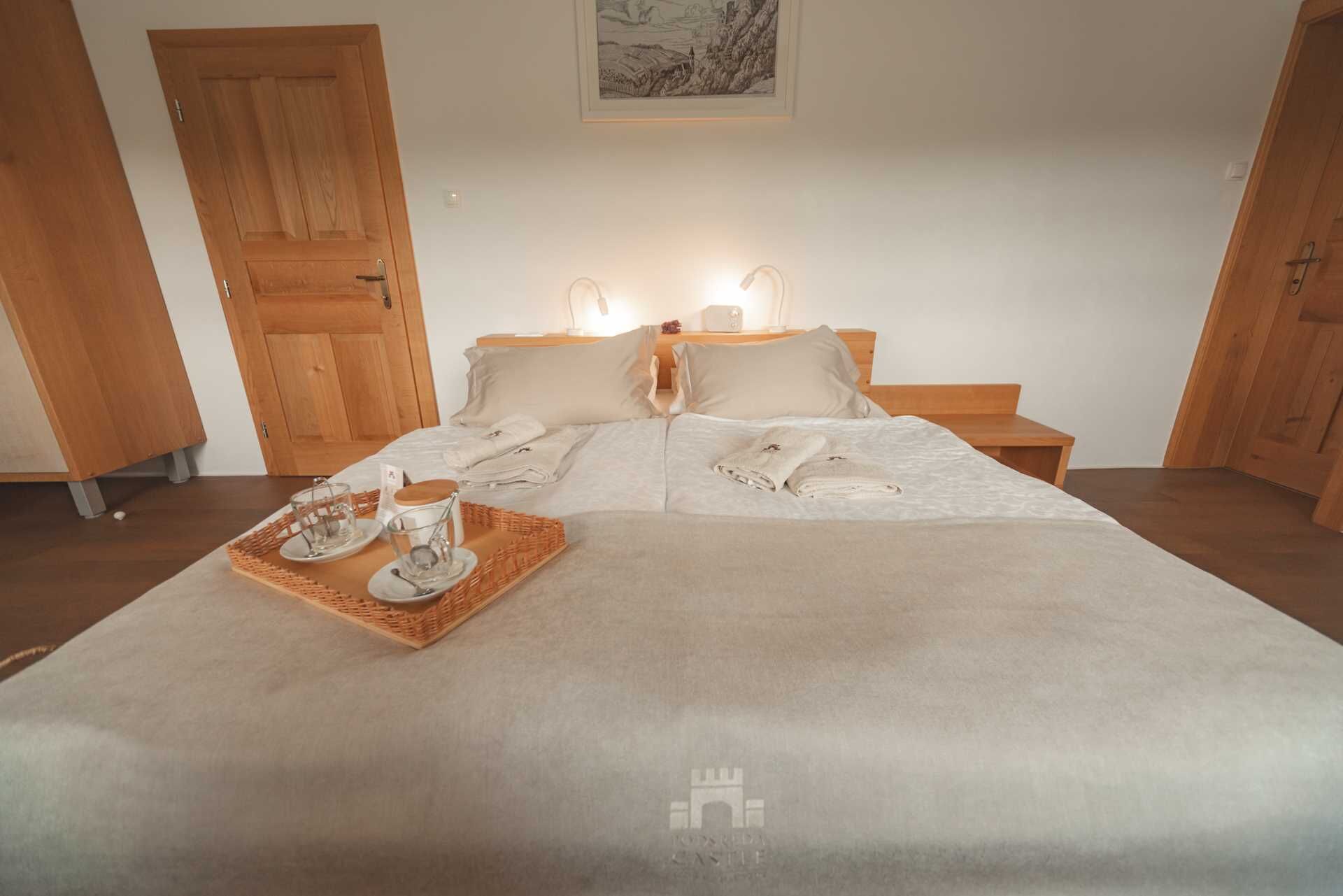 Una camera da letto con un letto grande, due comodini, un'armadio in legno e un quadro appeso al muro.