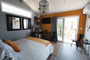 1 bedroom, WiFi - Viña Calabria Alondra Queen Chalet with Veranda (Villa de Juarez)