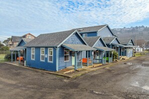 Exterior - Blue Octopus #4 Personal Beach Cabin (Rockaway Beach)