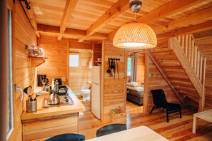 Chalet Deluxe, 2 habitaciones | Cocina privada | Refrigerador con congelador, microondas y parrilla de estufa 