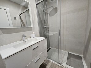 Dusche, Haartrockner, Handtücher