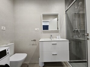 Dusche, Haartrockner, Handtücher