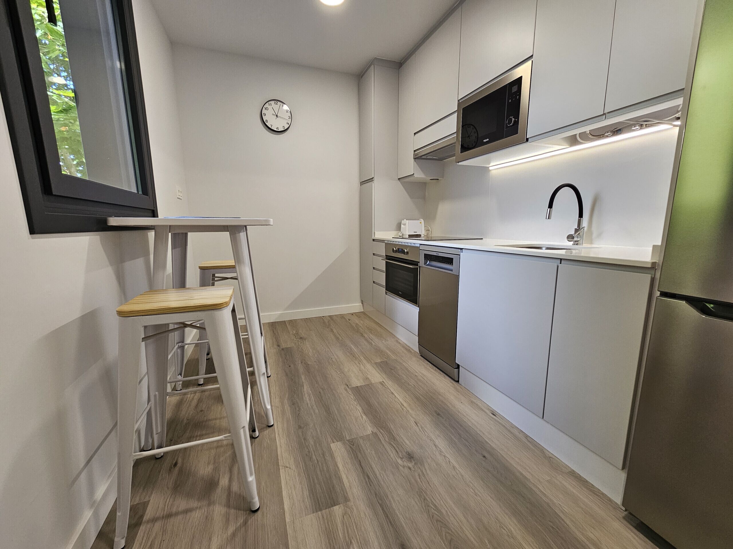 Kühlschrank, Mikrowelle, Ofen, Geschirrspüler