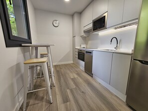 Refrigerador, microondas, horno y lavavajillas 