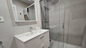 Dusche, Haartrockner, Handtücher, Shampoo