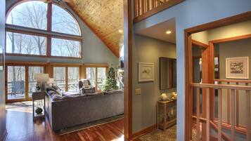 Una Smart TV, una chimenea, una mesa de tenis de mesa, libros