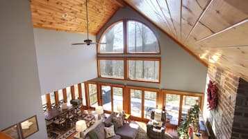 Una Smart TV, una chimenea, una mesa de tenis de mesa, libros