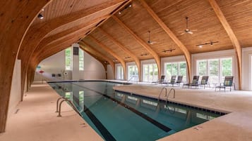 Una piscina cubierta, una piscina climatizada