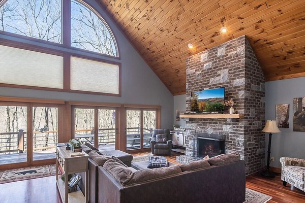 Smart-TV, peis, bordtennis og bøker