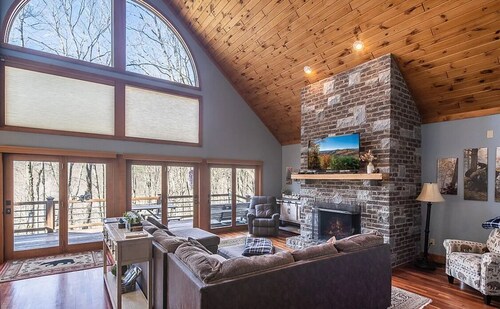 4000sf Mtn Resort@BlowingRock·HotTub·FirePit·Pool·Pickle·EV·3.5Beds/4.5Baths