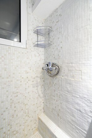 SĂšche-cheveux, serviettes fournies, savon, papier toilette