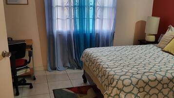 2 habitaciones, tabla de planchar con plancha, wifi y ropa de cama