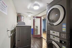 Interior - Cute Studio 10min to French Quarter, free gated parking. (New Orleans)