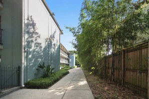 Property grounds - Cute Studio 10min to French Quarter, free gated parking. (New Orleans)
