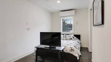 Iron/ironing board, WiFi (free), bed sheets
