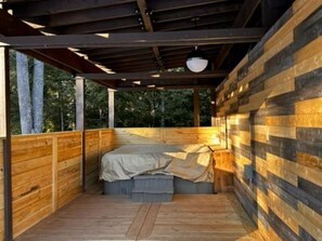 Outdoor spa tub - Elemental Resort (Gwinn)