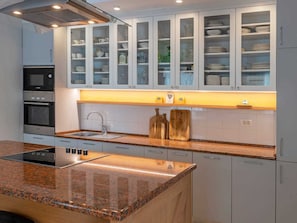 Mikrowelle, Geschirrspüler, Wasserkocher mit Kaffee-/Teezubehör, Toaster