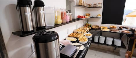 Ein reichhaltiges Buffet mit verschiedenen Speisen und Beilagen.