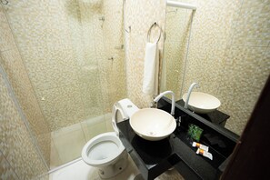 Shower, towels, soap, shampoo - Pousada Villa Costeira (Maragogi)