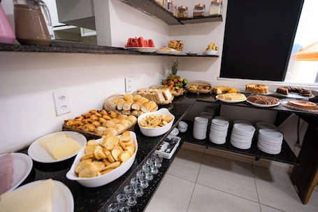 ๋งค์ผ ๋ทํ ๋ฌด๋ฃ ์์นจ ์์ฌ ํฌํจ