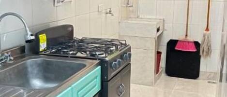 Refrigerador, microondas, horno y parrilla de estufa