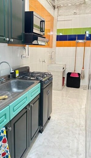 Refrigerador, microondas, horno y parrilla de estufa