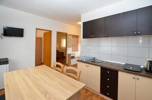 Refrigerador, parrilla de estufa, utensilios de cocina y comedor 