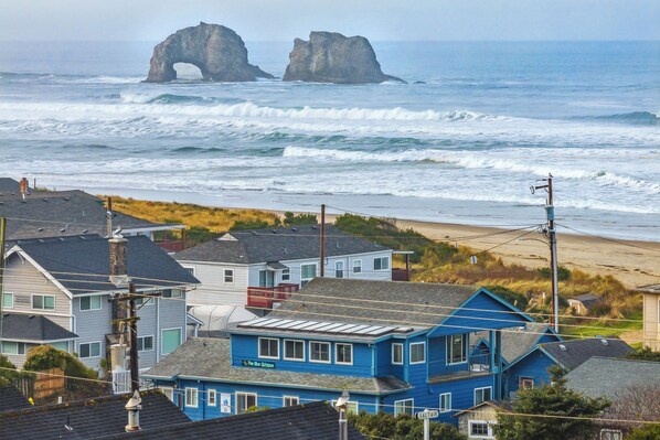 Beach - Blue Octopus #5 Personal Beach Cabin. Ocean View. (Rockaway Beach)