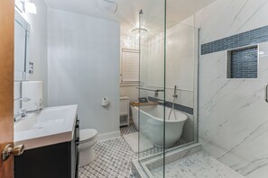 ヘアドライヤー、タオル、石鹸、シャンプー