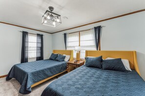 3 室のベッドルーム、デスク、アイロン / アイロン台、旅行用ベビーベッド