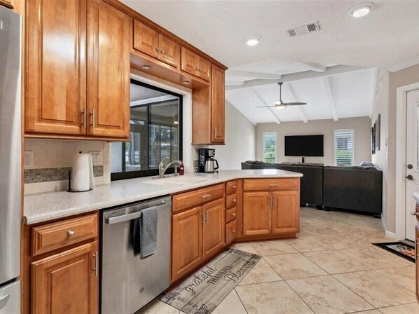 Fridge, microwave, oven, stovetop - SurgeInTime - Englewood Isles (Englewood)