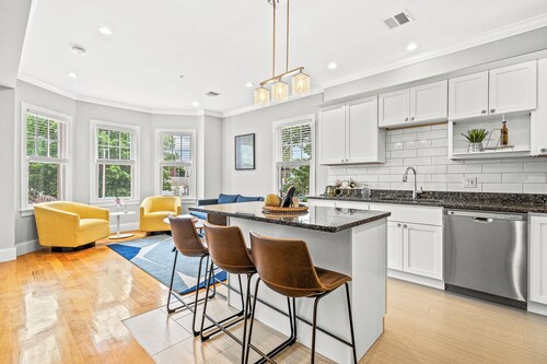 Modern home-like 3BR2BA Retreat/Minutes to T