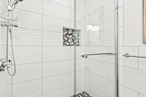 Sèche-cheveux, serviettes fournies, savon, shampoing