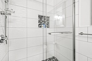 Haartrockner, Handtücher, Seife, Shampoo
