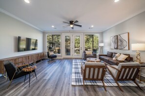 Smart-TV, Videospiele, Tischtennisplatte