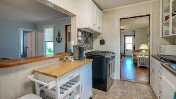 Réfrigérateur, micro-ondes, plaque de cuisson, cafetiÚre/bouilloire