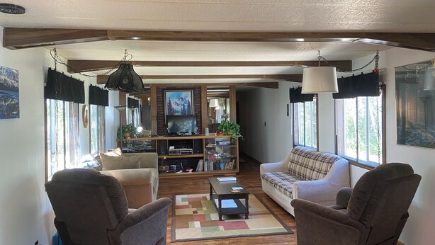 Ein Wohnzimmer mit Kamin, Fernseher und Bücherregal.