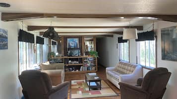 Una televisión, libros, un reproductor estéreo