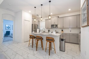 Een koelkast, een microgolfoven, een oven, een kookplaat