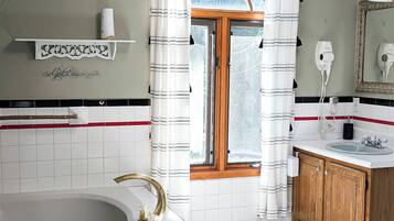 Jetted bathtub