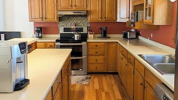 Comfort House | Private kitchen | Full-sized fridge, microwave, oven, stovetop