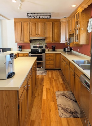 Comfort House | Private kitchen | Full-sized fridge, microwave, oven, stovetop