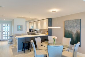 Dining - Full Beach View 2 Bedroom Condo (Longboat Key)