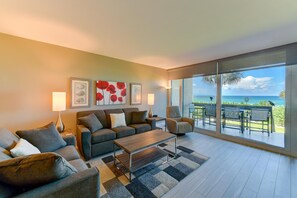 TV, books, stereo - Full Beach View 2 Bedroom Condo (Longboat Key)