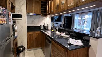 Refrigerador, microondas, horno y parrilla de estufa