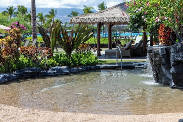 Piscine extérieure, parasols de plage, chaises longues