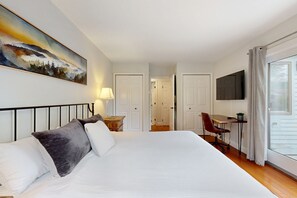 4 bedrooms, internet, bed sheets