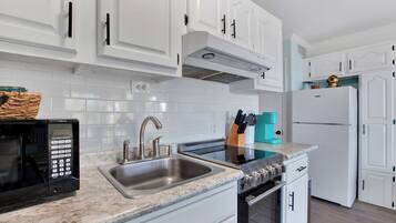 Condo, 1 Queen Bed with Sofa bed (Sun N Fun) | Private kitchen